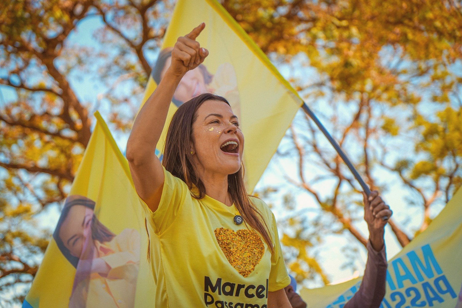 Marcela Passamani erguendo a mão em caminhada de campanha